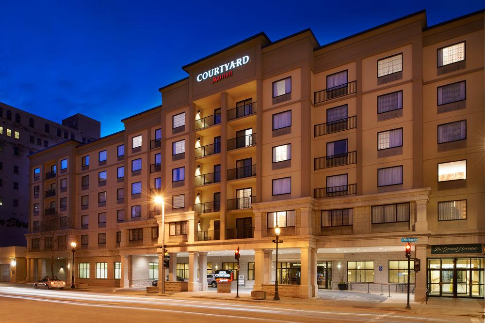 Courtyard Milwaukee Downtown Exterior foto