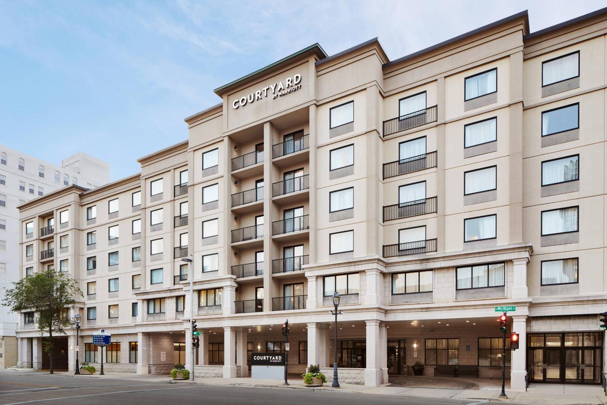 Courtyard Milwaukee Downtown Exterior foto