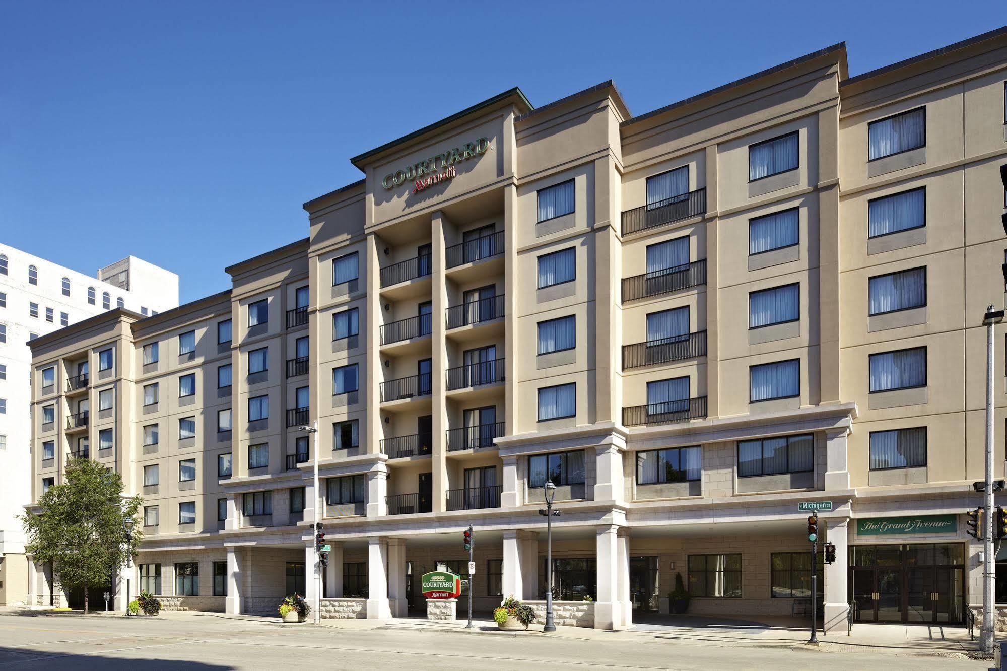 Courtyard Milwaukee Downtown Exterior foto